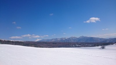 今シーズンは浅間山だけがなんとか白く見えています。ゲレンデにいると真っ青な空が映えますね