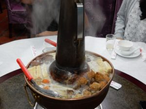 懇親会はこれも毎度おなじみの鍋のお店。台湾人も鍋が好きなんですかね。