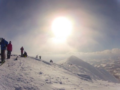 まずはボードをかかえて山頂への登山から一日がスタートします