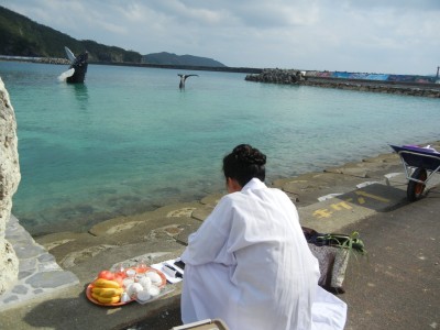 丁寧にお祈りくださいました、座間味村の神職巫女様には丁寧にお祈りしていただきました