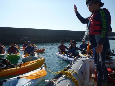 シーカヤックを使っての指導のほか、海上保安庁による救助法や着衣泳のデモンストレーションもありました