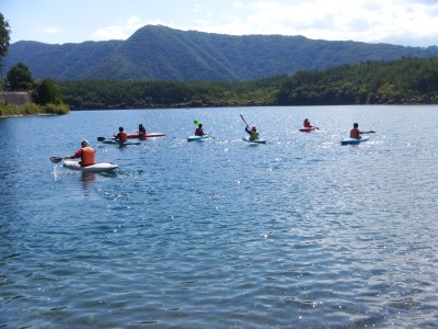 メインプログラムではカヤックを担当させていただきました。西湖でのツーリングは天気や風にも恵まれ気持ちよく漕ぐことができました