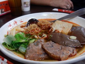 有名らしい牛肉麺のお店に連れて行っていただきました